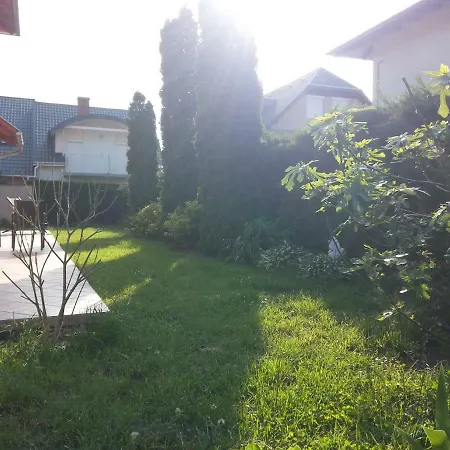 Karolina Apartmanház Apartamento *